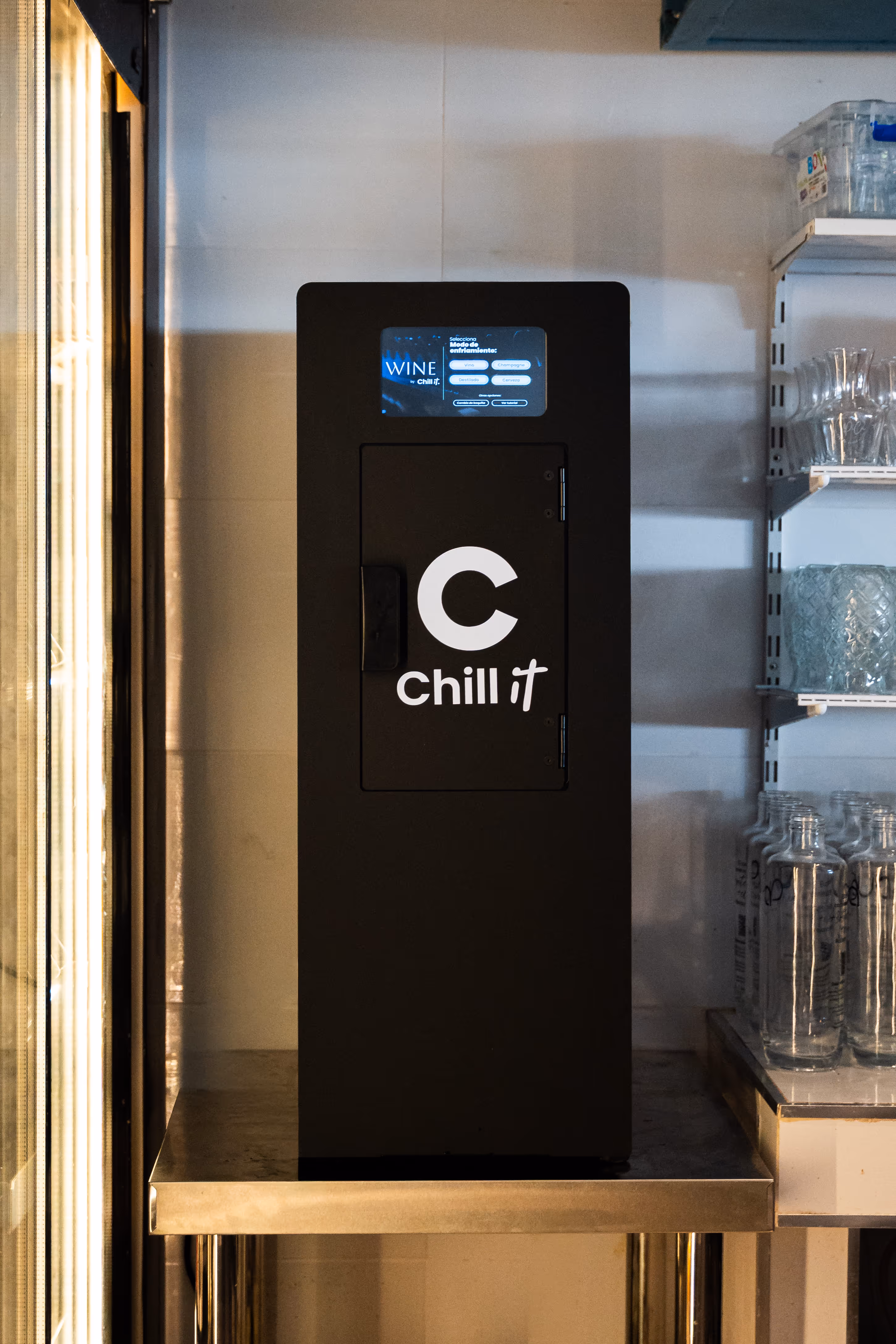 Enfriador CHILL IT instalado en la barra de un restaurante, junto a la cristalería